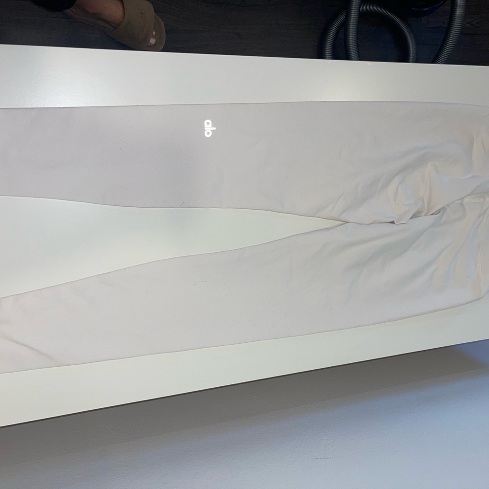 ALO Yoga Women Ivory color Leggings - Picture 5 of 7